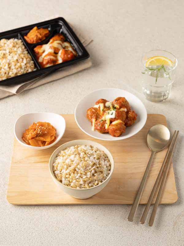 퀴노아영양밥과 치즈미트볼 도시락 (230g)