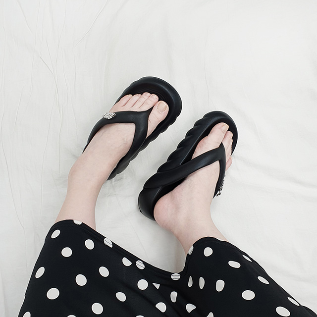 라치 가벼운 통통 큐빅장식 통굽 키높이 쪼리 슬리퍼 4cm