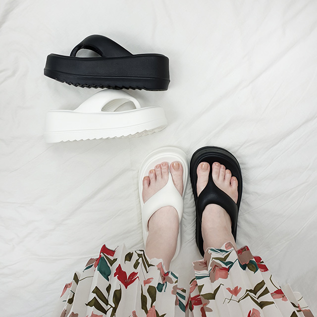 토나 가벼운 화이트 블랙 키높이 통굽 쪼리 슬리퍼 7cm