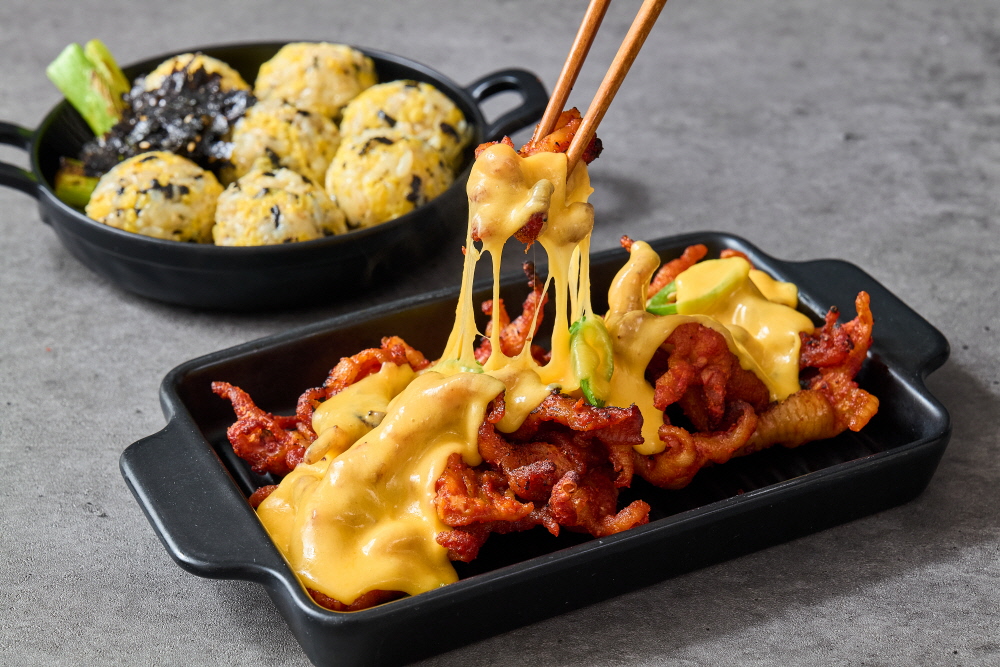 신사역 맛집, 30년 전통 홍미닭발 (무뼈,통뼈,오돌뼈 중 택1)