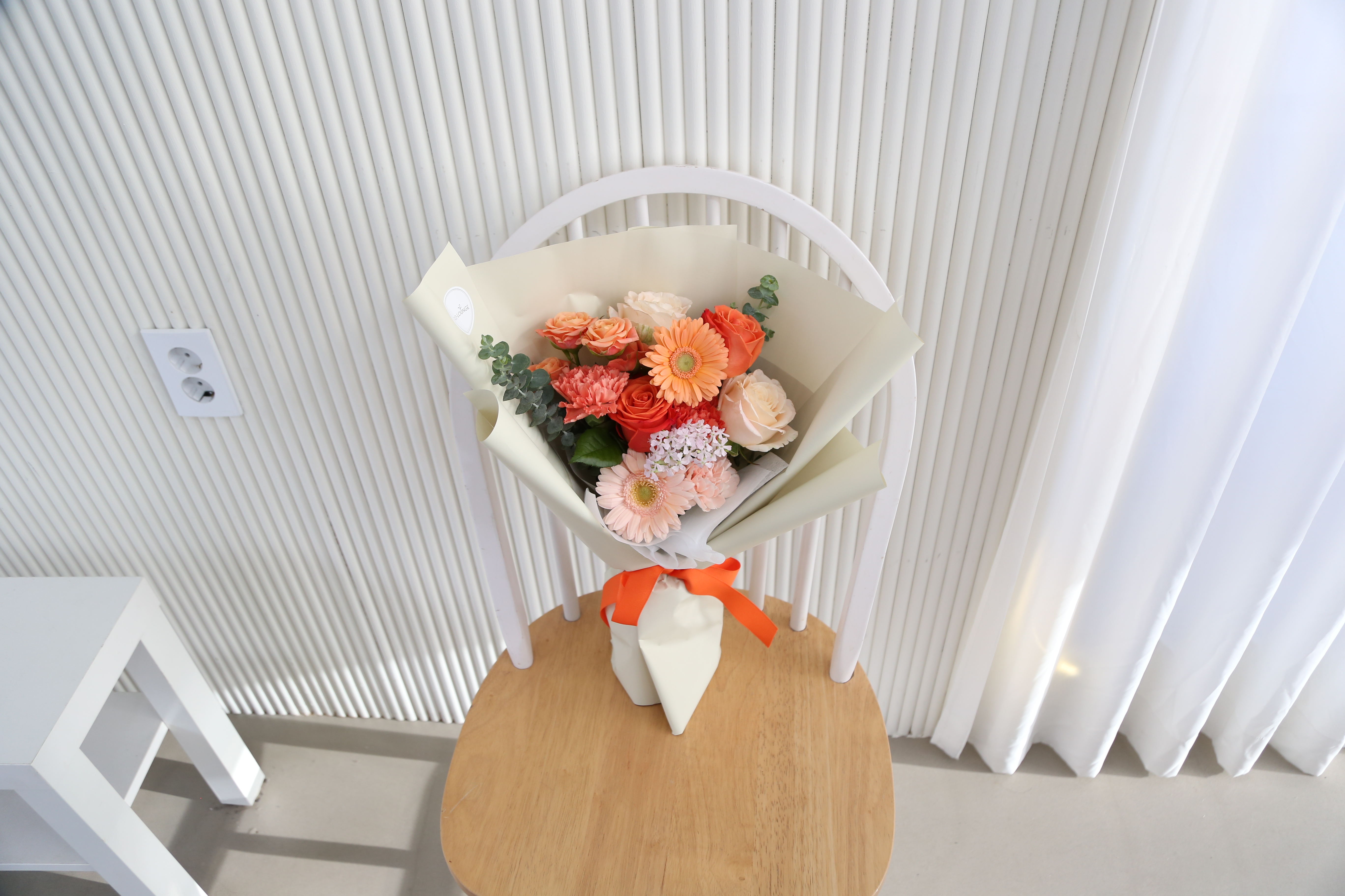 오렌지 열송이 생화꽃다발