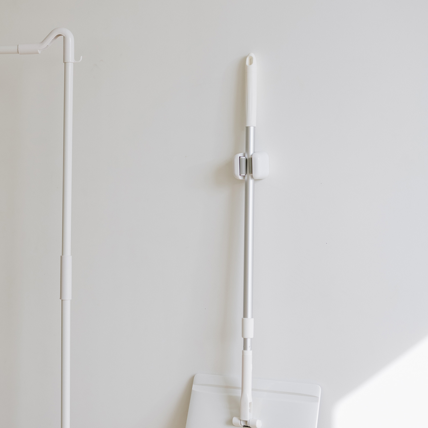 이한리빙 착붙 무타공 우산 밀대 걸이