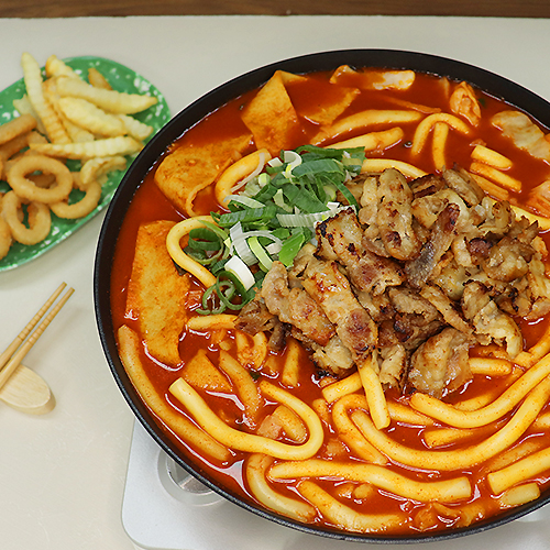 바싹구운 대패삼겹 떡볶이 밀키트 (2인분, 670g)
