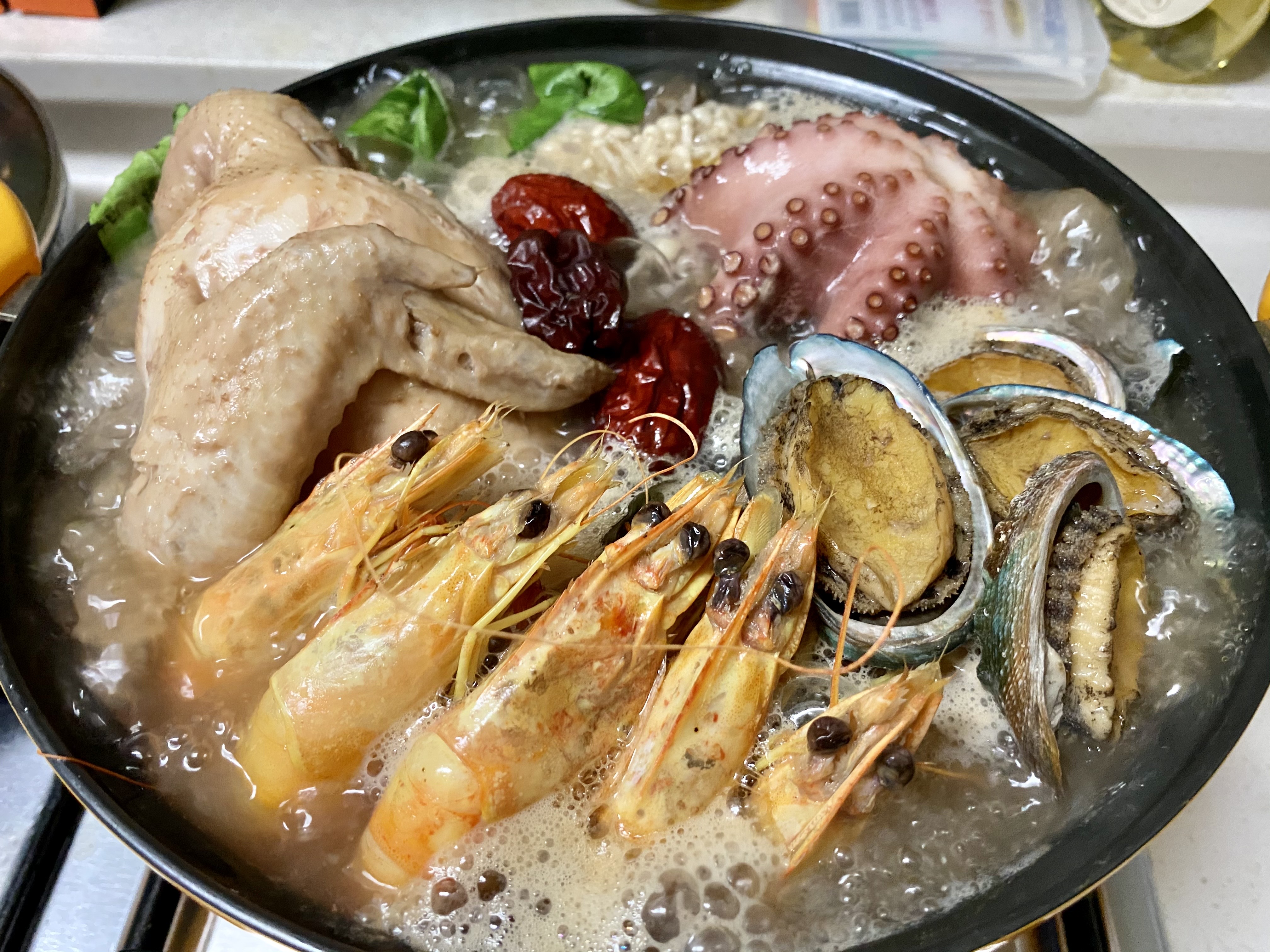 간편조리 몸보신으로 최고 국내산 A급 생닭 해물보양 해신탕
