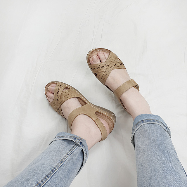 주네 펀칭 크로스 스트랩 벨크로 쿠션 키높이 샌들 5cm